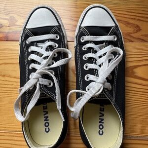 Converse Low Top Tennis Shoes
